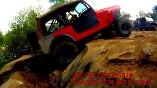 preview picture of video 'CJ CLIMBING A ROCK AT SOUTHINGTON OFFROAD PARK'