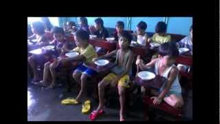 preview picture of video 'Navotas - feeding the children  photo-video Aug 9, 2012.'