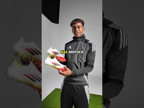 Αυτό κάνουν οι ποδοσφαιριστές με τα καινούργια τους ποδοσφαιρικά παπούτσια.