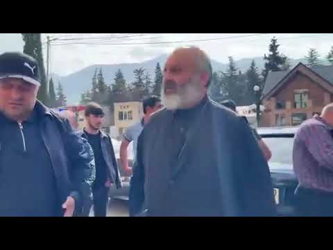 Բագրատ սրբազանը ոստիկանության Իջևանի բաժանմունքի մոտ