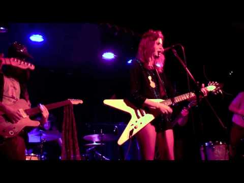 AMANDA JO WILLIAMS - Box The Rain (live at El Cid)