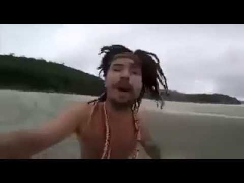 SERUMANINHO! HOMEM ENCONTRA CACHORRO NA PRAIA PENSANDO QUE ERA BOM E LOGO DEPOIS TENTA MATAR ELE