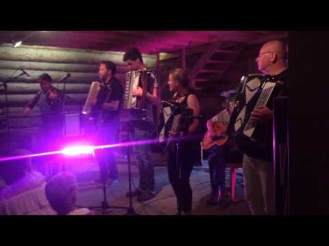 Anders Larsson med vänner spelar dans