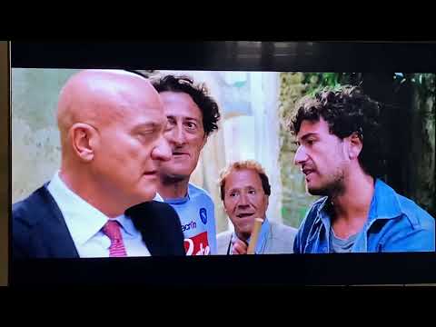 LA SCENA PIÙ BELLA DI ‘BENVENUTI AL SUD’ ! Direttore , direttó , direttó ..