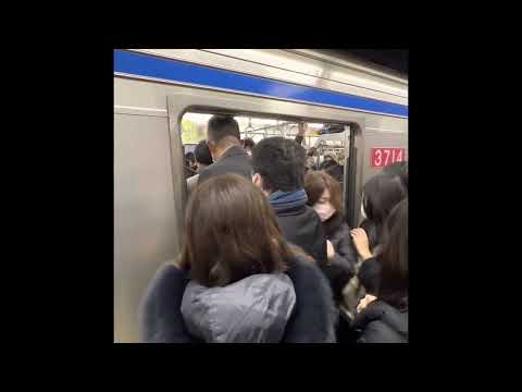 Super Crowded Japanese Subway in Tokyo (Morning Rush Hour)