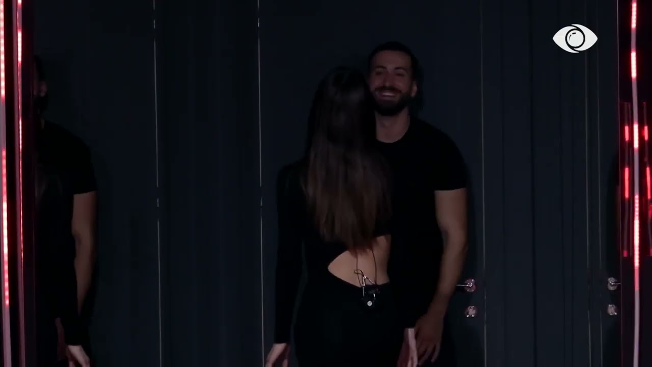 Momente romantike mes Loredanës dhe Jozit, çifti shkëmbejnë puthje me njëri-tjetrin