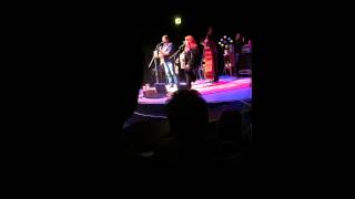 Wynonna Judd + Pete Scobell, "Hearts I Leave Behind" [Live at Westbury Music Fair, 27 Feb