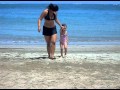 Melissa Alverio en la playa con su padre y madastra