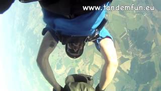 preview picture of video 'Lustiger Fallschirmsprung in Skydive Pink Klatovy aus 4300m'