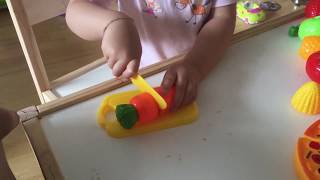 Ma petite Élyne joue avec des fruits et légumes à découper .. Toy Velcro
