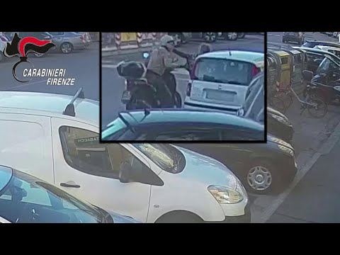 Firenze, preso scippatore seriale: le immagini dei carabinieri