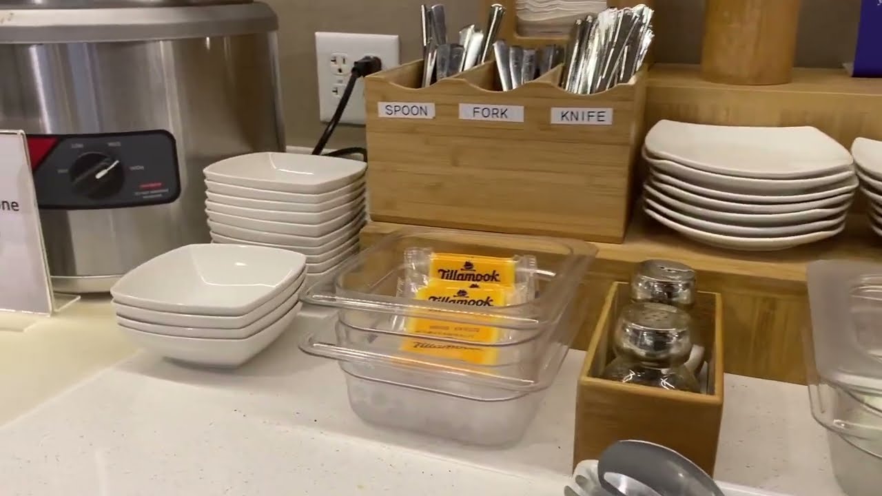 Hawaiian Airlines Premier Club Lounge thumbnail