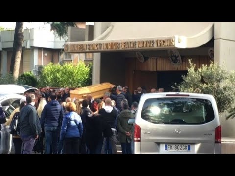 Folla a Roma ai funerali di Luca Sacchi, omaggio degli amici