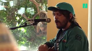 Calcutta canta &quot;Pesto&quot; in autogrill a Fiano Romano