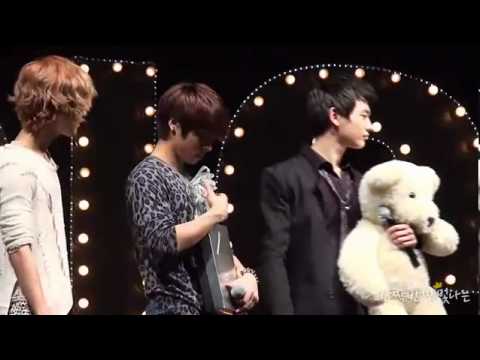 [FC][Cute][101122] SHINee JongHyun + MinHo - with the ribbon @ Thailand Fan Party