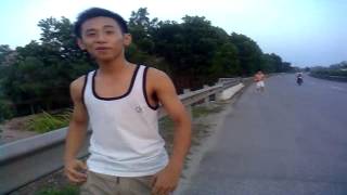 preview picture of video 'Đi Chạy (Walking on the bridge) Very Funny by ditna'