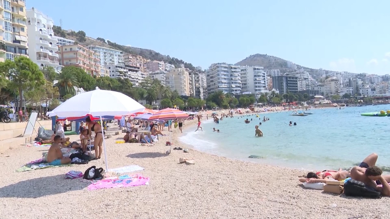 Plazhet e Sarandës të mbushura me pushues, fluksi i lartë e konfirmon si një ndër destinacionet më të preferuara