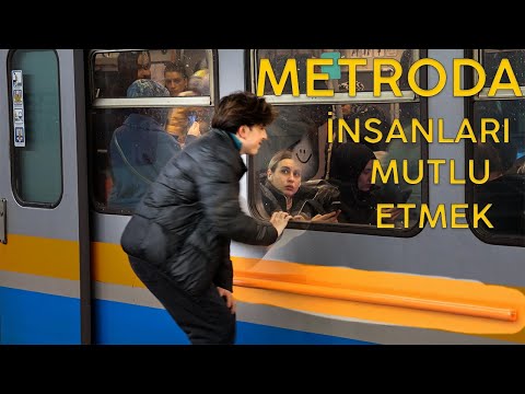 Metroda Buğulu Camlara Gülen Yüz ve Kalp Çizdim ! İnsanların Tepkileri Harika! 😊❤️