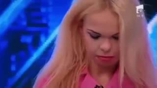 Si dimentica il testo della canzone, sviene sul palco