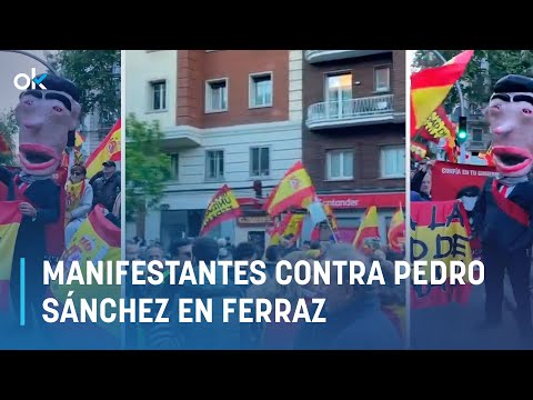 Manifestantes contra Pedro Sánchez en Ferraz: «¡Psicópata, pinocho, vete ya, no esperes al lunes!»