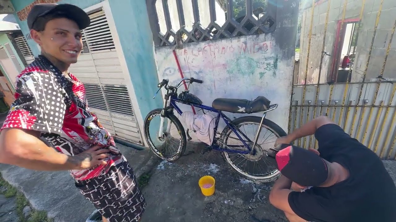 LAVANDO A BIKE MOTORIZADA DO LEO GORDINHO 
