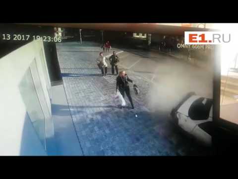 "Тойота" вылетела на тротуар в Екатеринбурге