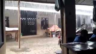 preview picture of video 'Bénin : pluie tropicale à Godomey'