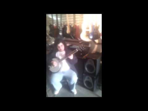 Interpretando pieza en exotico Banjo