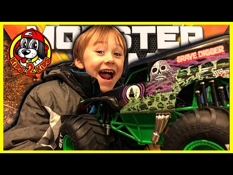 Monster Jam Toy Trucks - RC GRAVE DIGGER 1:10 Scale TRIPLE THREAT Freestyle Stadium Challenge!