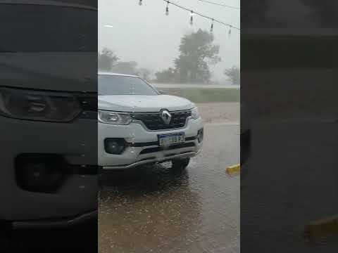 Fuerte tormenta con caída de granizo en Falda del Carmen, Córdoba hoy 24 de diciembre de 2025.-