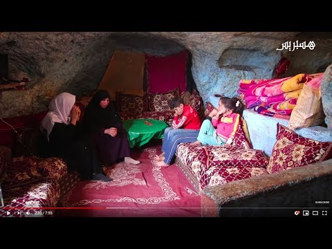 منى النور .. أمّ لأربعة أطفال تُكابد قساوة الحياة داخل كهف بإيموزار