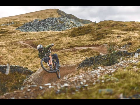 Rachel a Dan Atherton diktujií v bikeparku DeFi