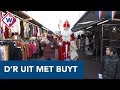 Met Sinterklaas en cadeaus op de Haagse Markt | D'r Uit Met Buyt - OMROEP WEST SPORT