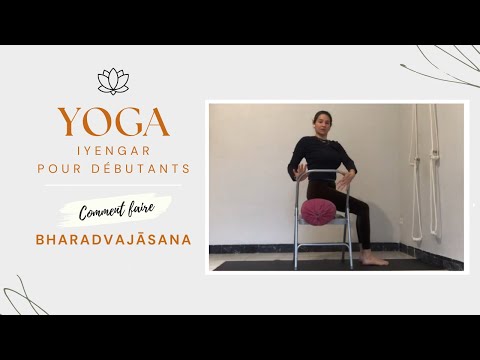 Bharadvajāsana torsion avec chaise pour débutants, approche dynamique à la pratique de Yoga Iyengar