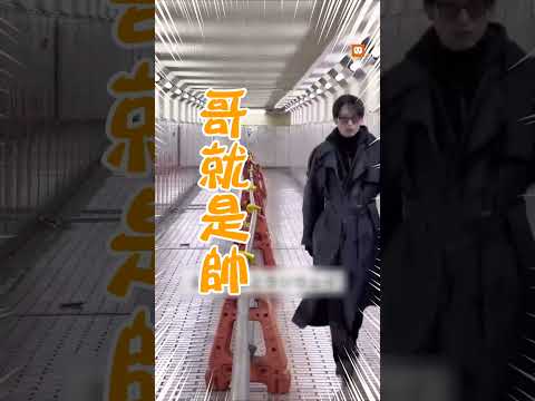 模特兒街頭走秀 阿伯亂入依舊｜生活｜搞笑
