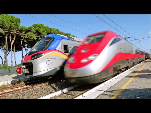 Passaggio velocissimo ETR.500 Frecciarossa a fianco del treno ETR.104 POP alla stazione Pineto Atri