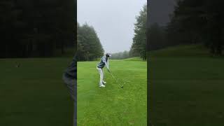大雨の中でのドライバーショット