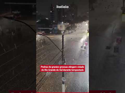 PEDRAS DE GRANIZO GROSSAS ATINGEM CIDADE DO RIO GRANDE DO SUL DURANTE TEMPESTADE