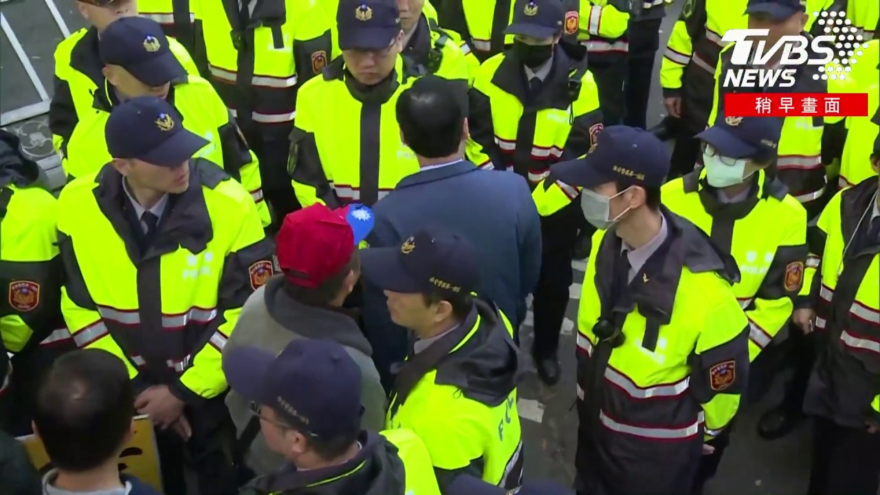反軍人年改占路抗議 癱瘓立院周遭交通