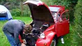 Doordat de accu leeg was is deze citron 2cv gestart door hem aan te