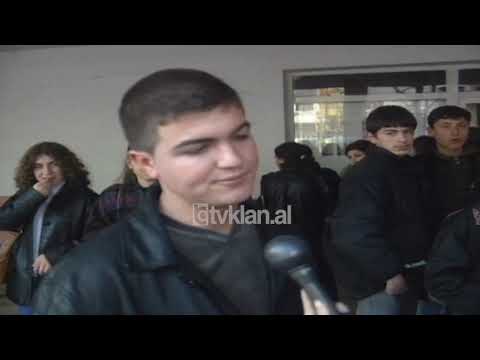 Shkolla e Gjuheve te Huaja ndalon vajzat me ferexhe ne shkolle - (30 Janar 2001)