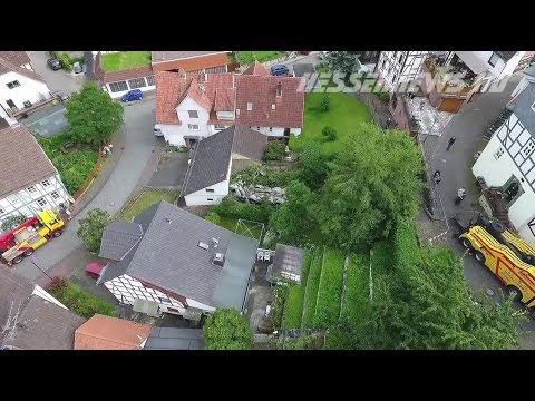 Kaufungen: LKW landet im Garten - Aufwendige Bergungsarbeiten 20.06.2016
