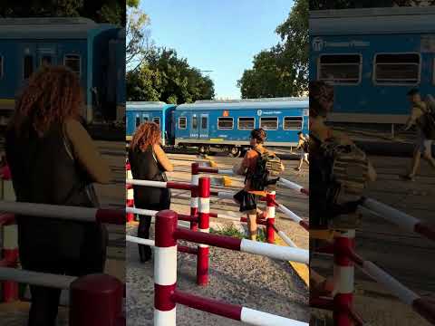 Formación toda cascoteada del San Martín pasa a toda velocidad por #devoto #shorts #buenosaires