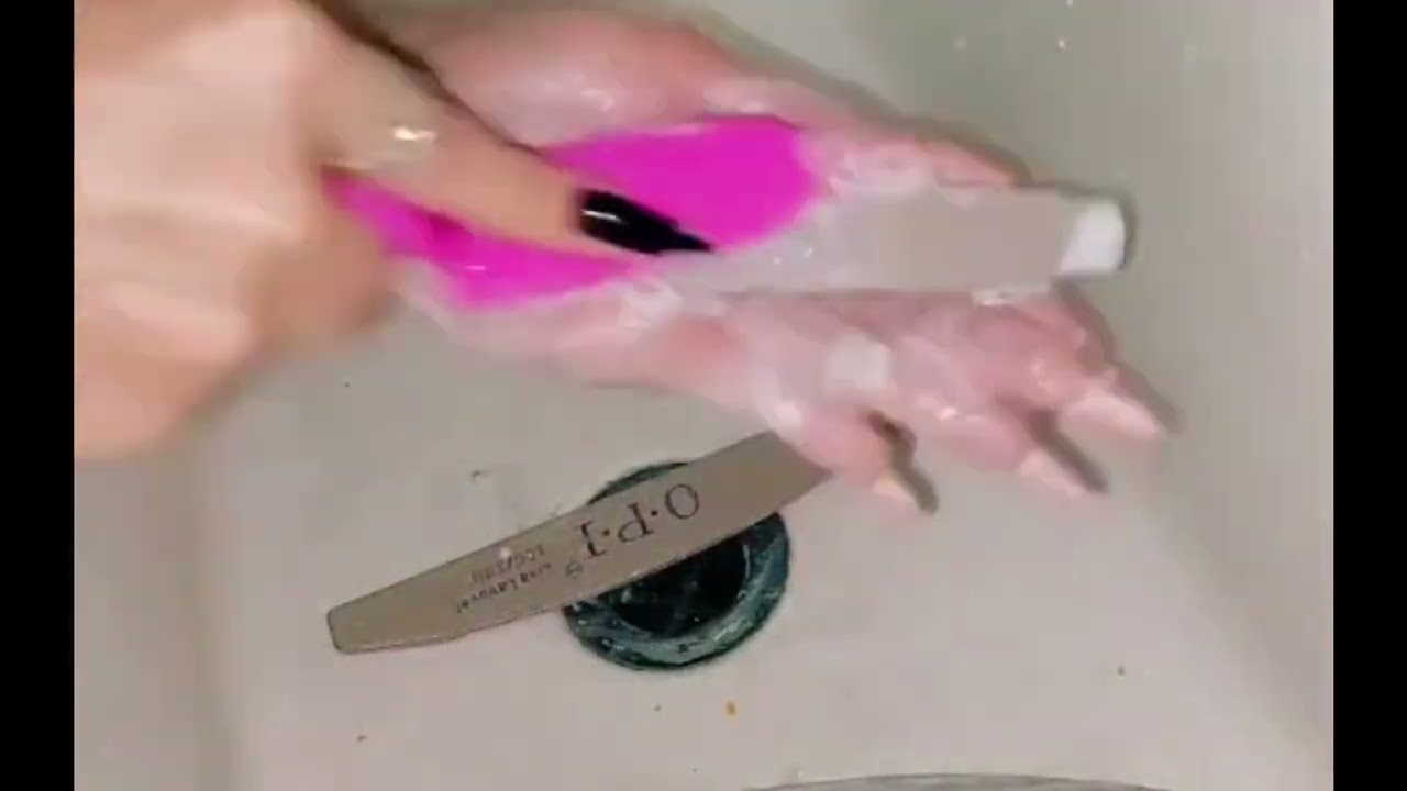 Watch Now Como lavar suas lixas OPI 100 / 180 Laváveis Como lavar suas lixas OPI 100 / 180 Laváveis