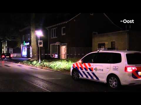 Gewonde man aangetroffen in woning Glanerbrug; politie zet omgeving af.