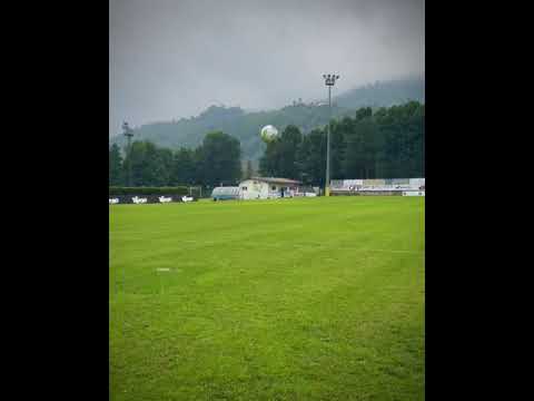 La palla rimbalza, ma l'arbitro decide di sospendere il match