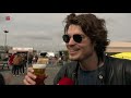 FIELDLAB: Mannen met festivalbier in Biddinghuizen.