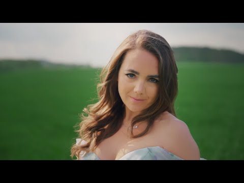 Lucie Vondráčková - Dotyk lásky (oficiální videoklip)
