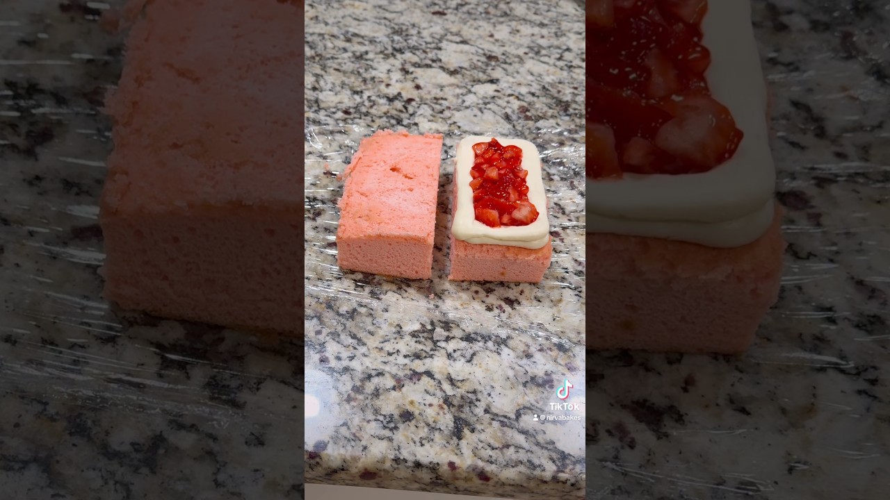 watch me make this strawberry cake slice 🍓😋 #shorts #strawberrycake #sweets #desserts #yum #baking