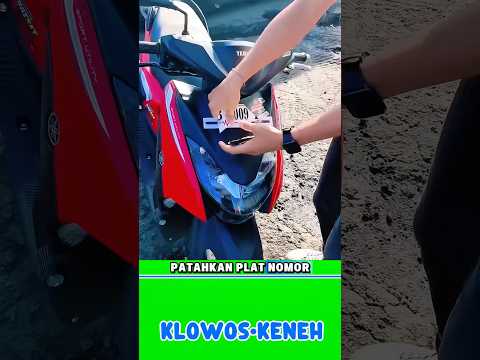 Pria ini patahkan plat motornya akibat terkena razia! #shorts #trending